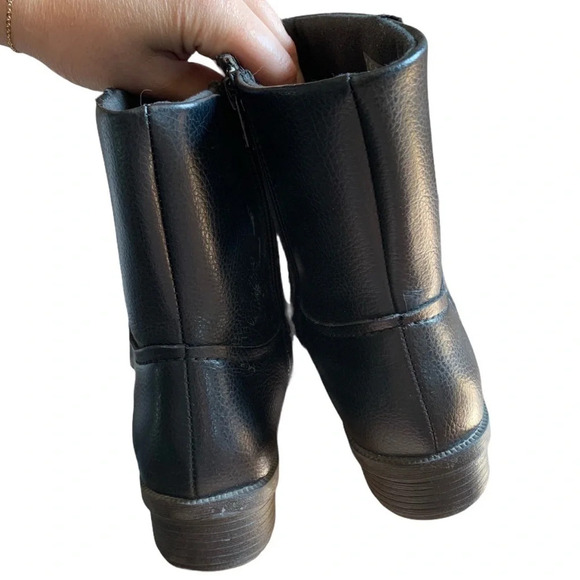 Clarks • Riddle Wonder Ankle Boots - Picture 7 of 9